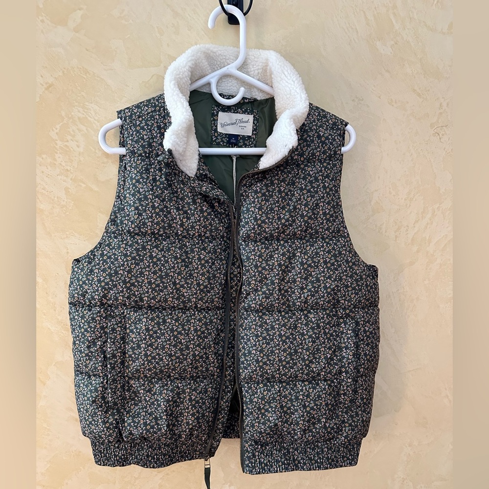 Universal Thread Puffer Vest size M
